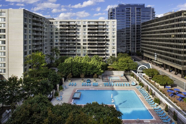 Piscina estilo centro turístico con terraza - Crystal Plaza