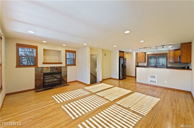 Foto del edificio - 11036 8th Ave NE