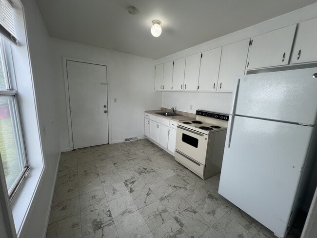 Building Photo - 212 Mill St