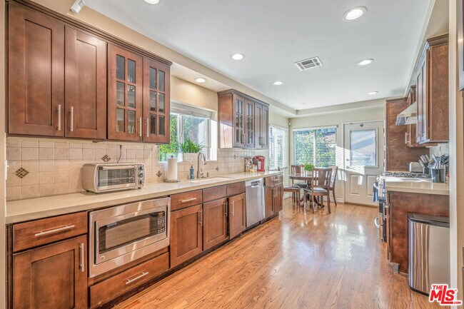 Foto del edificio - 5659 Corbin Ave