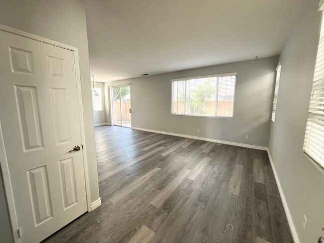 Building Photo - Beautiful 3 bedroom 2.5 bathroom home is M...
