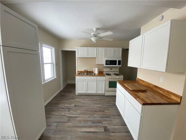 Foto del edificio - 8221 Grand Division Ave