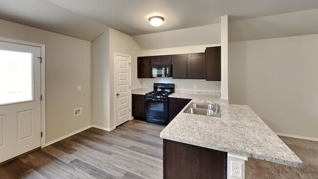 Foto del edificio - A Very Nice and Spacious 3 Bedroom 2 Bath Home in Yukon Schools