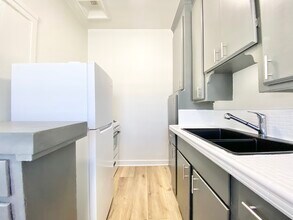 Building Photo - 456 S Catalina St