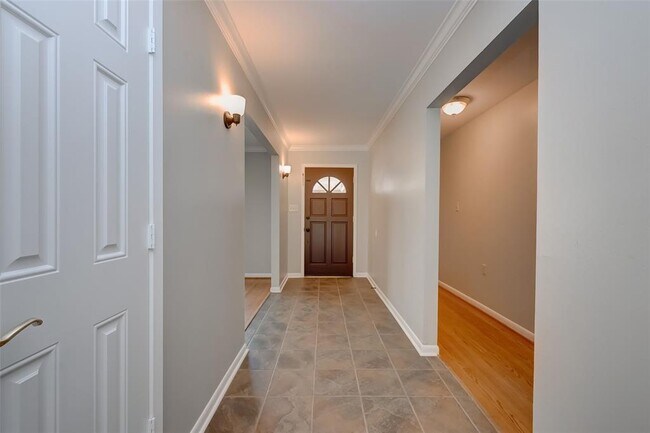 Foto del edificio - 8317 Merlin Dr
