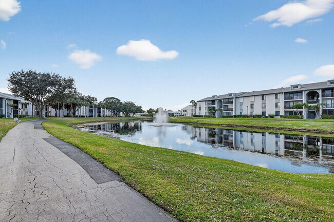 Foto del edificio - 1013 Green Pine Blvd