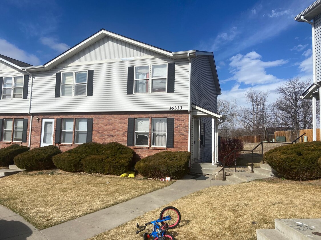 Foto principal - Townhome in North Aurora