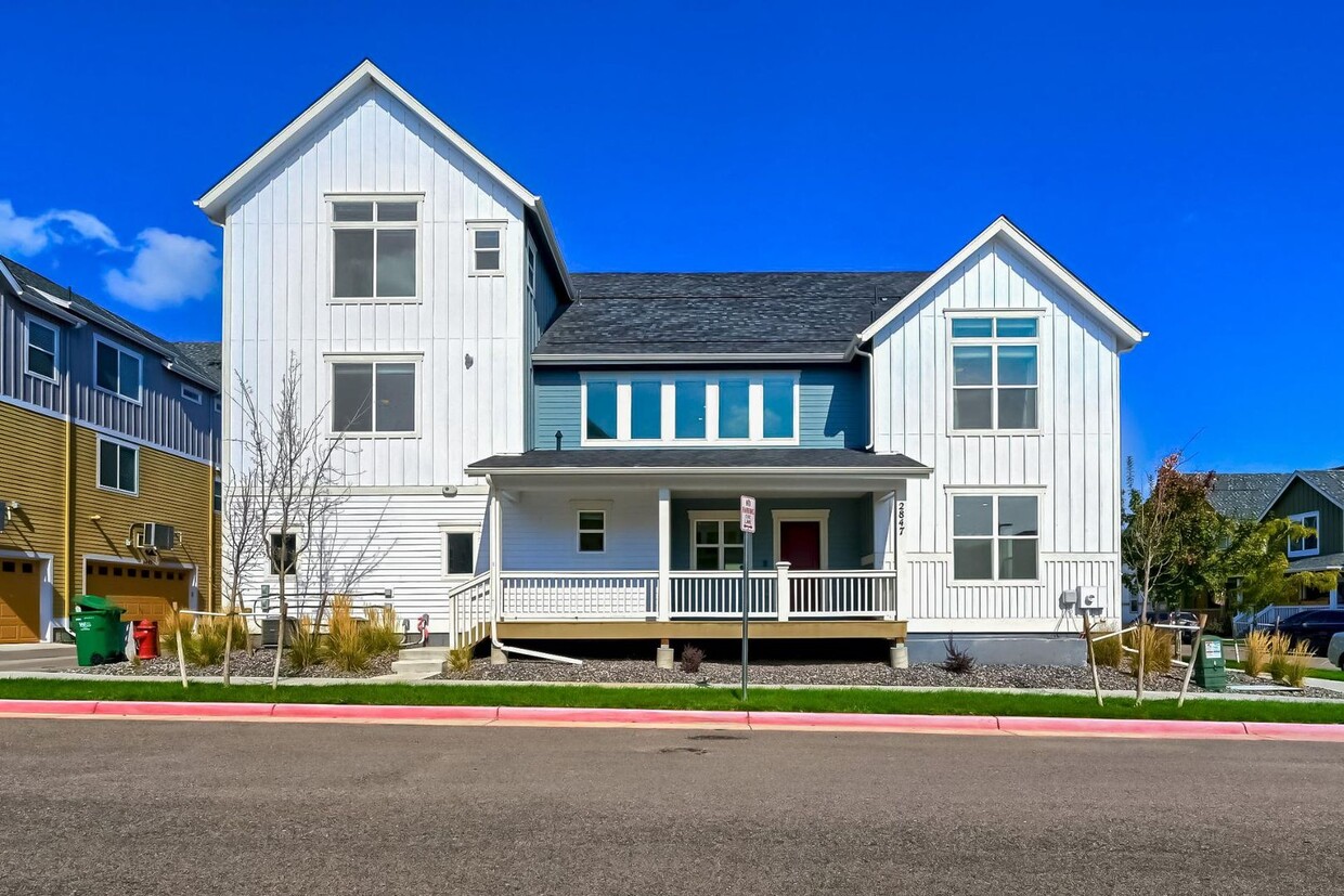 Primary Photo - 3 Bedroom Townhome in Englewood