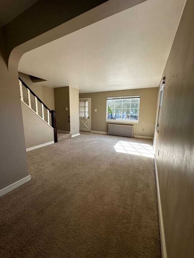 Foto del edificio - Spacious 2 Bedroom Home with Sunroom and Plenty of Storage!