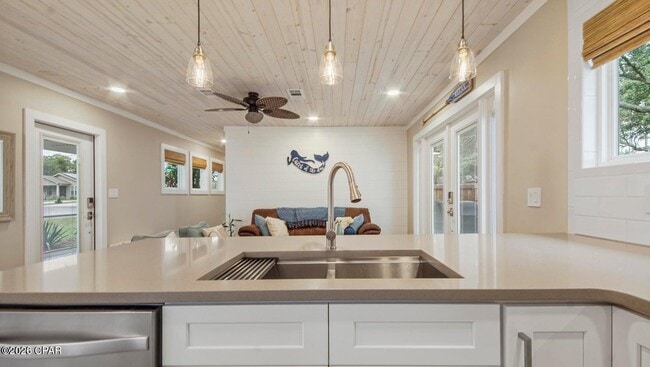 Building Photo - 307 Dolphin Dr