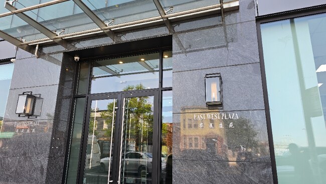 Foto del edificio - 44-15 College Point Blvd