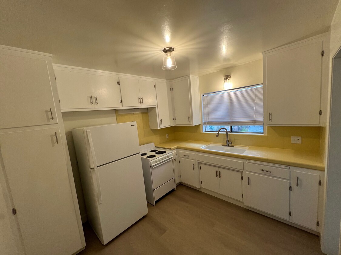 Kitchen - 2504 Drake St