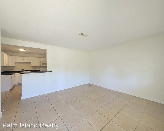 Building Photo - 5 br, 1.5 bath House - 215 Combs Manor Ct