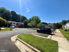 Building Photo - 8112 Parkdale Ct