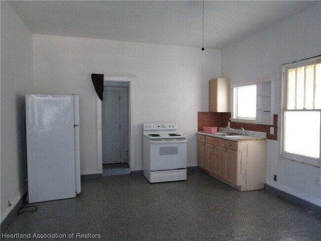 Building Photo - 453 Oak Ave