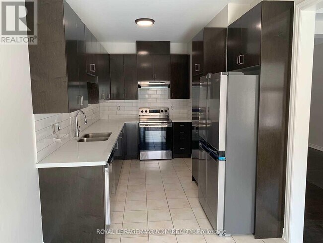 Building Photo - 8 Tustin Rd