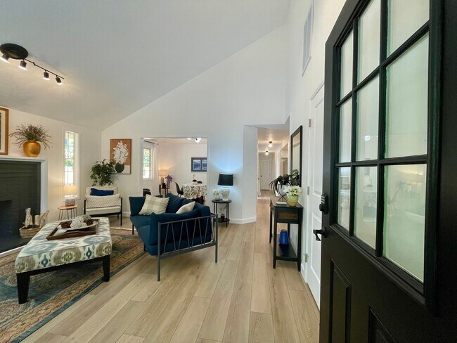 Building Photo - Lake Oswego - Renovated 3 Bed 2 Bath Ranch...