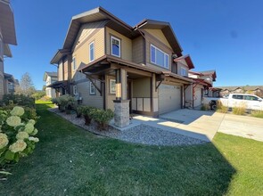 Building Photo - 2633 Park Creek Ave