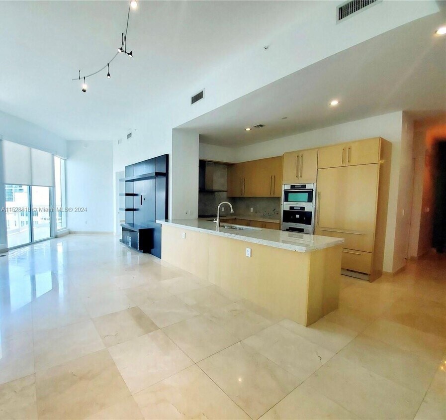 Building Photo - 900 Brickell Key Blvd