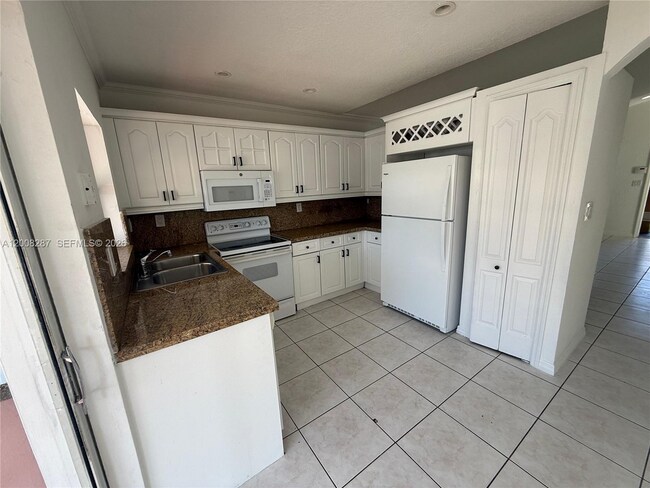 Foto del edificio - 7751 NW 194th St