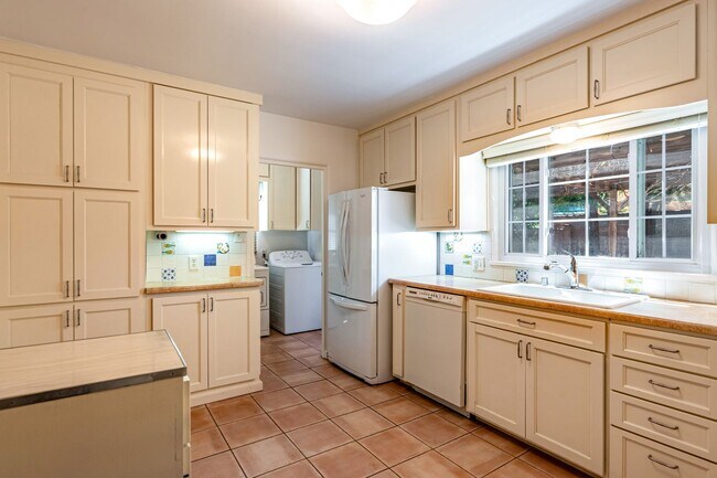 Building Photo - 3822 La Hacienda Dr NE