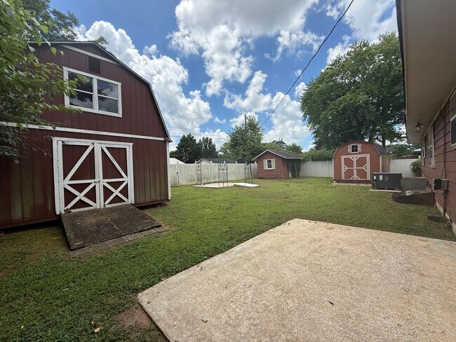 Foto del edificio - Charming 3-Bedroom Home with Spacious Yard...