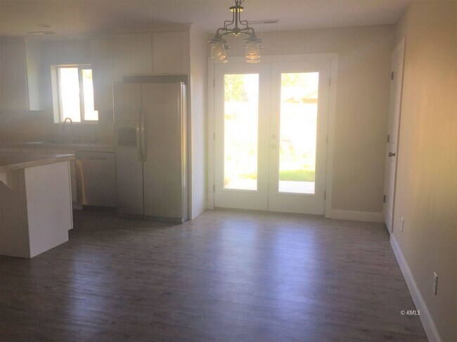 Building Photo - 632 W Aspen Dr
