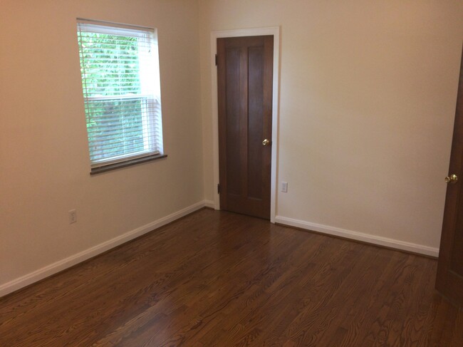 Building Photo - 2725 Oakleaf Ave