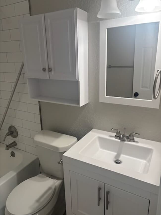 Foto del edificio - Charming 2-Bedroom, 1-Bath Duplex Near Cameron University