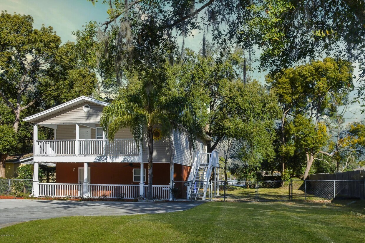 Primary Photo - 1024 W King St