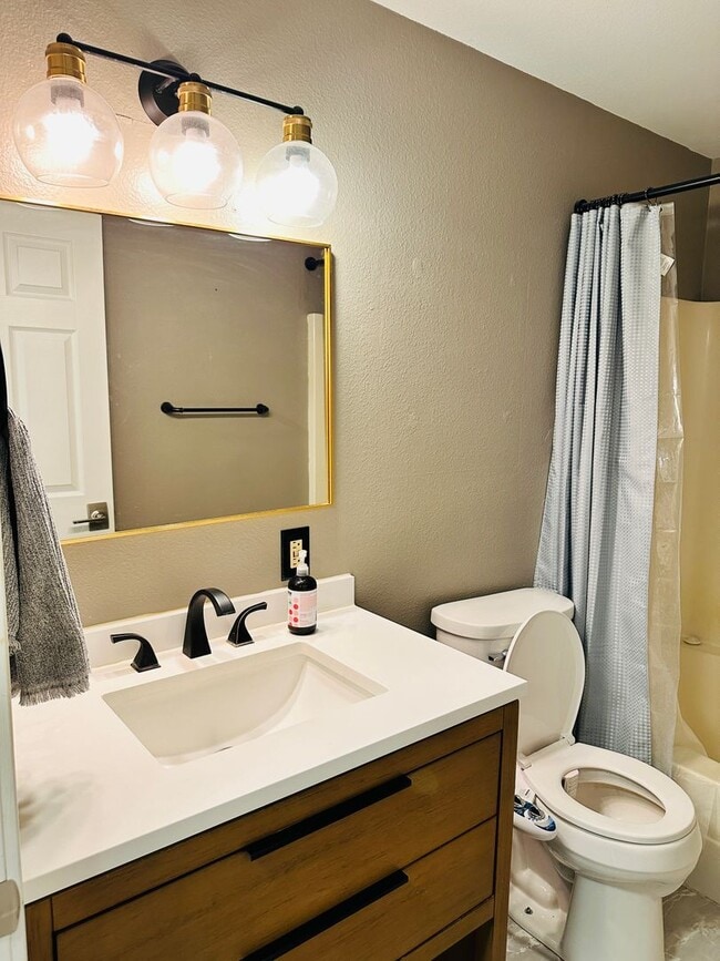 Building Photo - Charming Updated Condo in Great Location