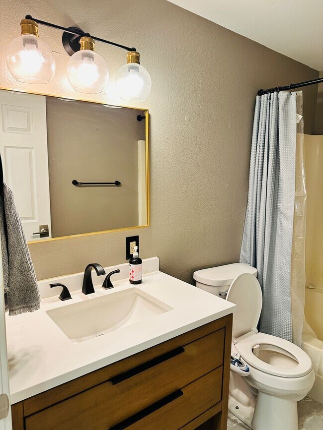 Foto del edificio - Charming Updated Condo in Great Location