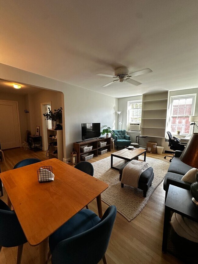 Foto del edificio - Bright & Spacious 1-Bedroom Top-Floor Apar...