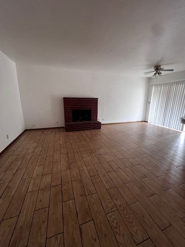 Building Photo - 4 BEDROOM HOME