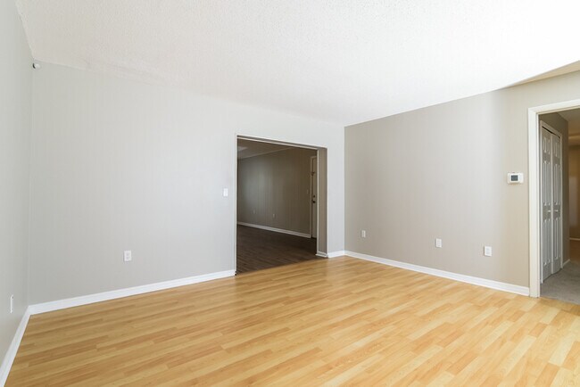 Foto del edificio - 4750 Kempston Dr