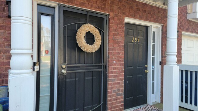 Foto del edificio - Beautiful 3 Story Townhome Walk to Local P...