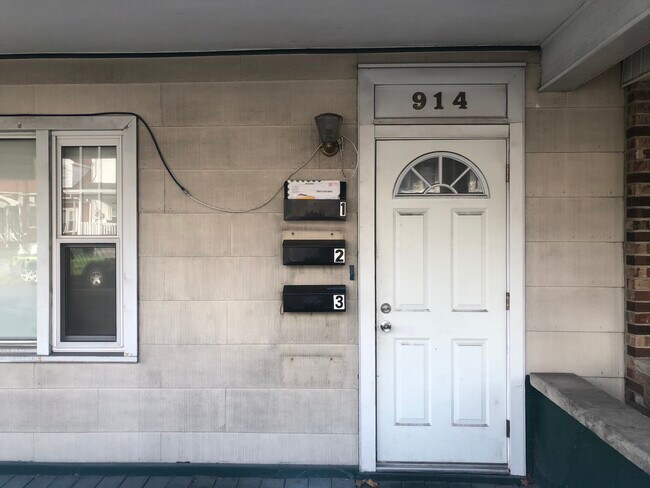 3 Unit Building Main Entry - 914 w walnut st