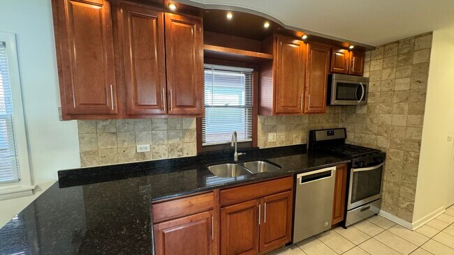 Foto del edificio - 5647 W Lawrence Ave