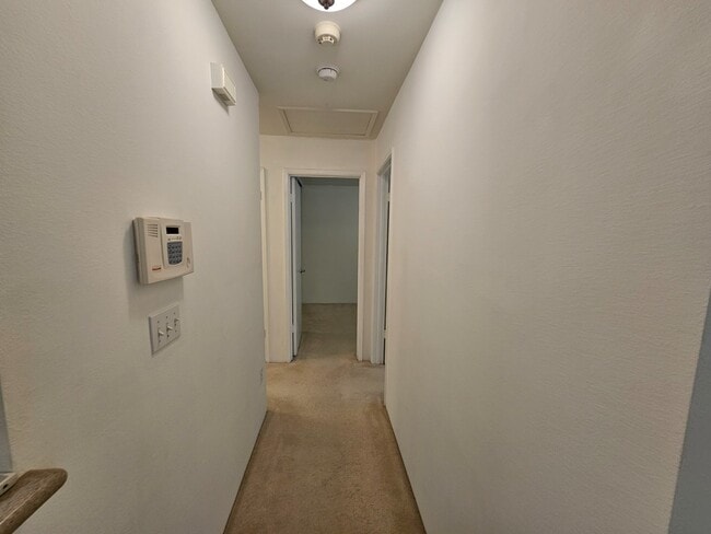 Building Photo - 2 Bed 1 Bath Condo 2 Parking ( Tandem parking right in front )