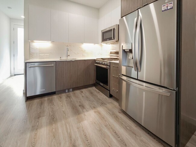 Foto del edificio - 2BR Townhome | Rooftop Balcony | AC | Crow...