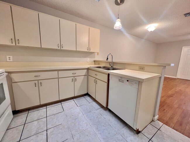 Building Photo - 5330 Elmhurst Rd