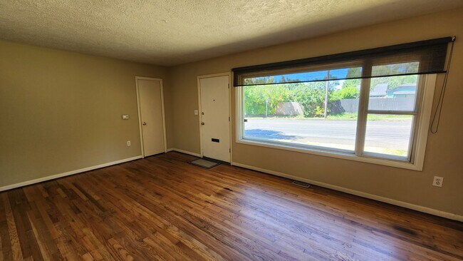 Building Photo - Updated, Close-in 2 Bedroom East Moreland ...