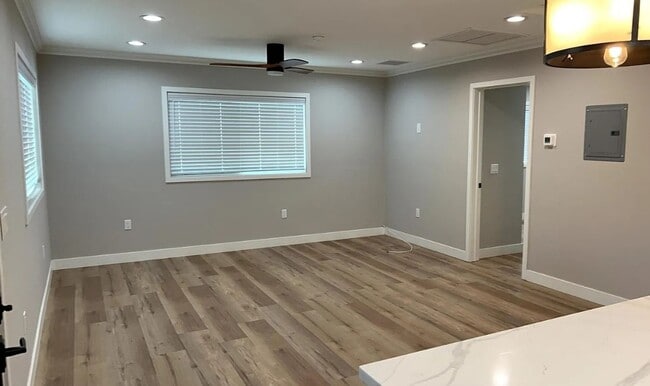 Foto del edificio - 137 N Oak Ave