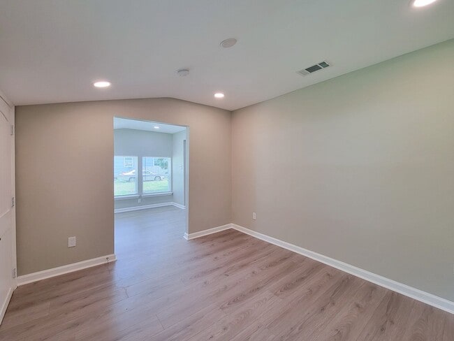 Building Photo - BEAUTIFUL REMODELED 3 BEDROOM 2 BATH IN LA...