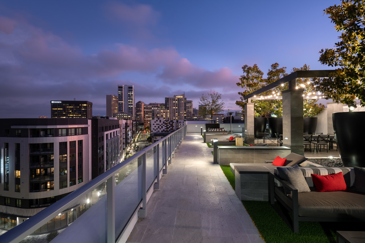 Rooftop Lounge - Hanover Broadway