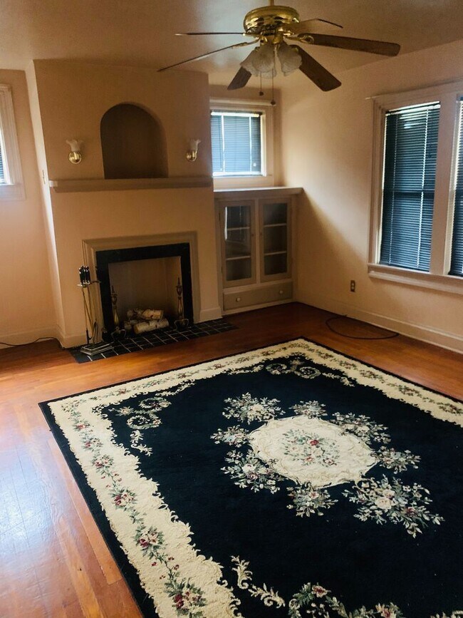 Building Photo - 2 br, 1 bath House - 1717 E Washington St #2