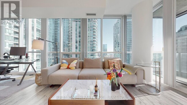 Photo du bâtiment - 33 Bay St.