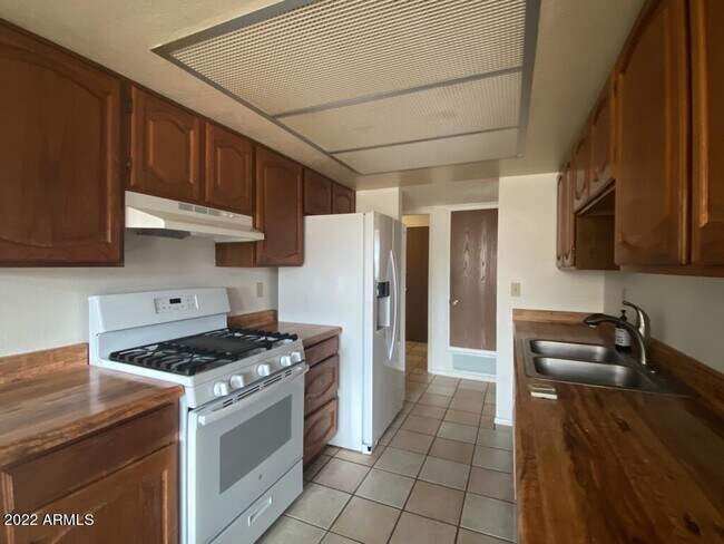 Building Photo - 1750 Wildflower Dr