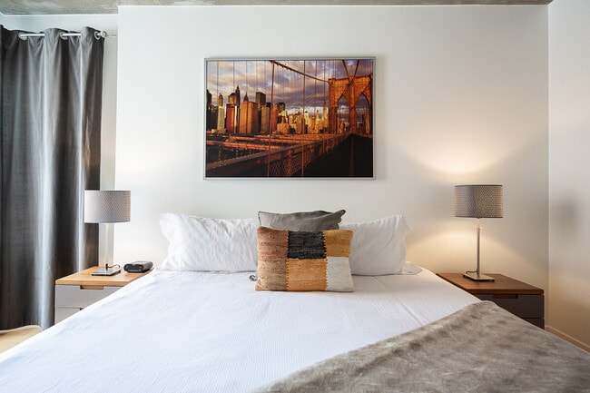 Building Photo - 326 Rue De la Gauchetière O