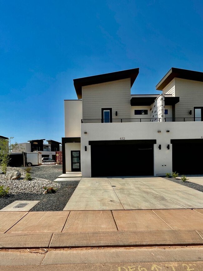 Building Photo - 632 Elmbrook